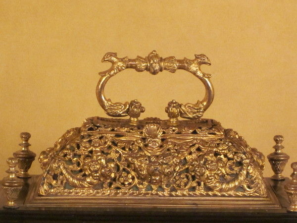 Nathaniel Hodges, A small 17th cent table clock with oak carrying case.