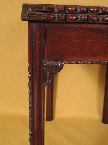 D125 Fine quality Georgian mahogany tea table with finely figured veneers. 